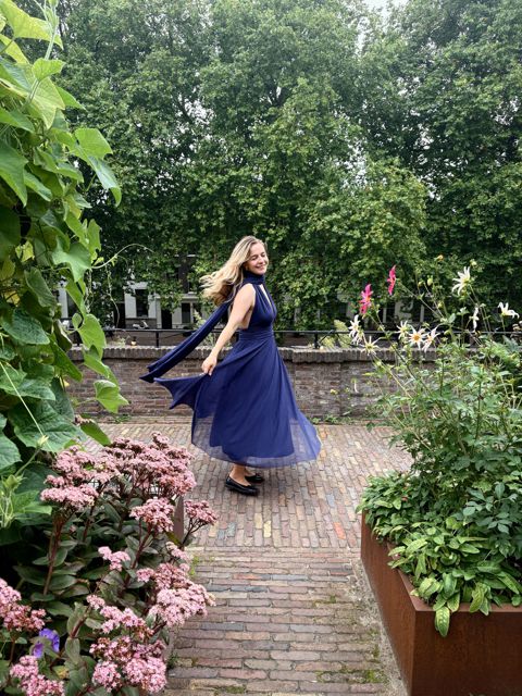 Lotte draait rond in een blauwe jurk