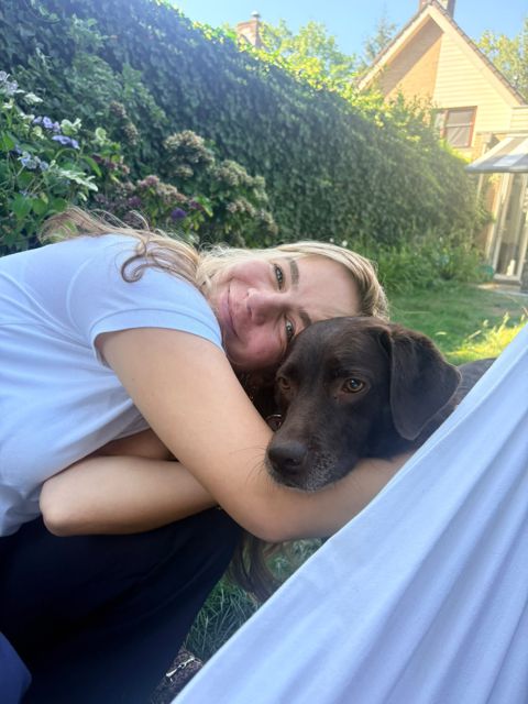 Lotte knuffelt met hond Bobbie