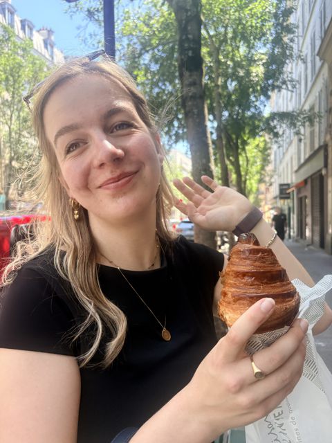 Lotte met een grote croissant