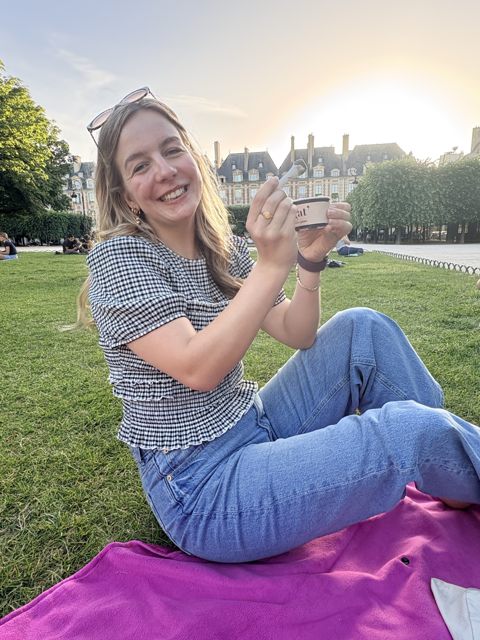 Lotte met een ijsje in het park
