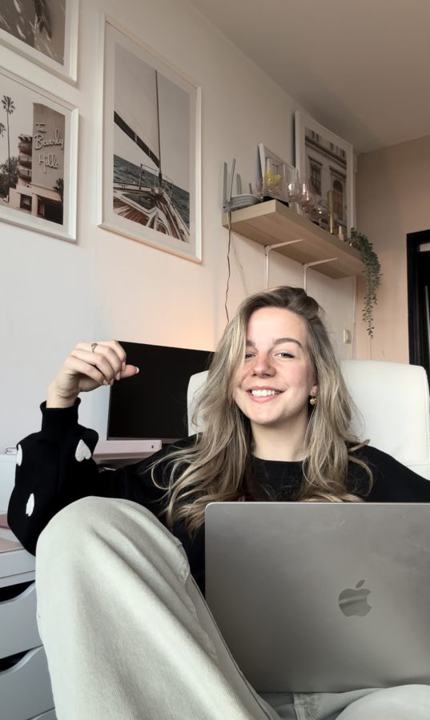 Lotte lachend met haar laptop op schoot
