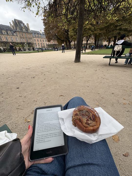 E-reader en een broodje in het park op de Place des Vosges